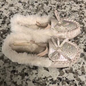 Kelly & Katie Silver Moccasins, size 9 toddler